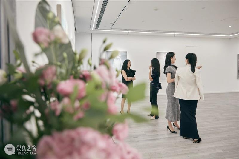 开幕现场｜「听见花开」——何多苓和他的学生们群展在金杜艺术中心开幕 何多苓 学生们 金杜艺术中心 现场 朋友们 绘画群展 策展人 曹紫恬 艺术家 师生 崇真艺客