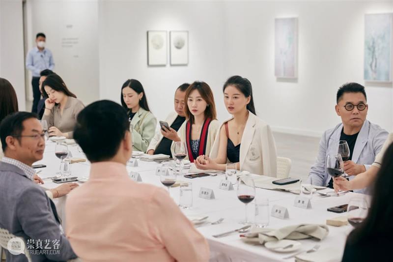 开幕现场｜「听见花开」——何多苓和他的学生们群展在金杜艺术中心开幕 何多苓 学生们 金杜艺术中心 现场 朋友们 绘画群展 策展人 曹紫恬 艺术家 师生 崇真艺客