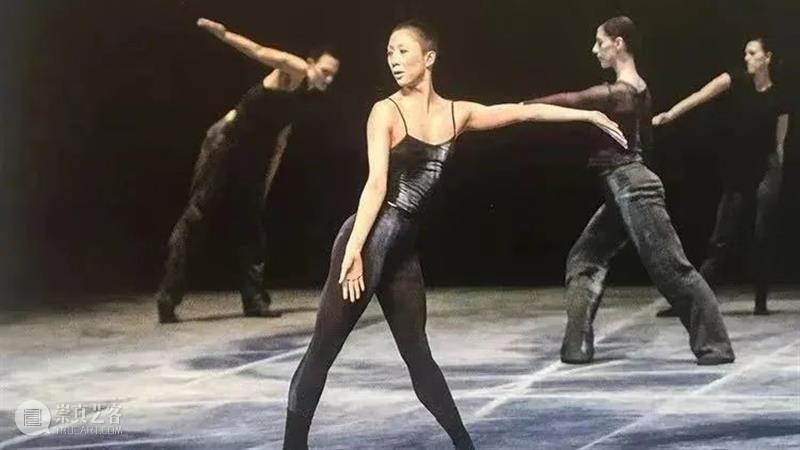 20+岁成“光头舞女”，30岁出国，40岁建舞团还卖房养团，她是现实版“乘风破浪的姐姐” 光头 舞女 舞团 姐姐 现实 侯莹 众人 交通 现代舞 处女作 崇真艺客