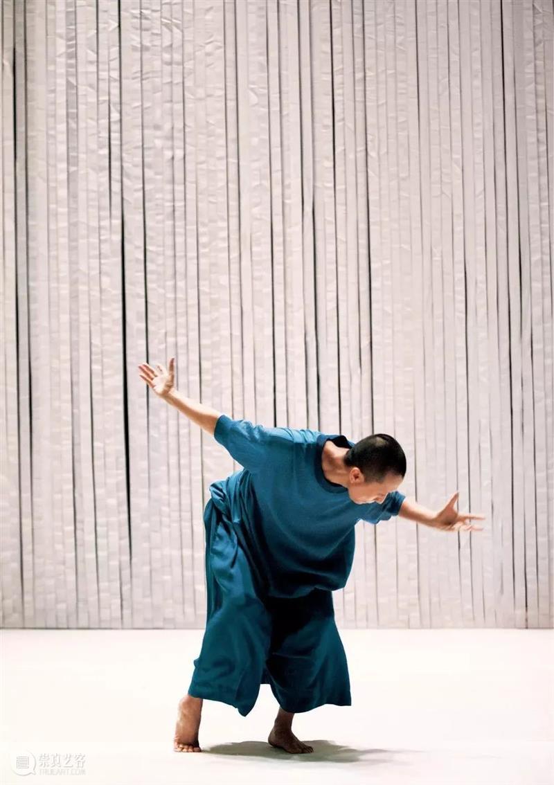 20+岁成“光头舞女”，30岁出国，40岁建舞团还卖房养团，她是现实版“乘风破浪的姐姐” 光头 舞女 舞团 姐姐 现实 侯莹 众人 交通 现代舞 处女作 崇真艺客