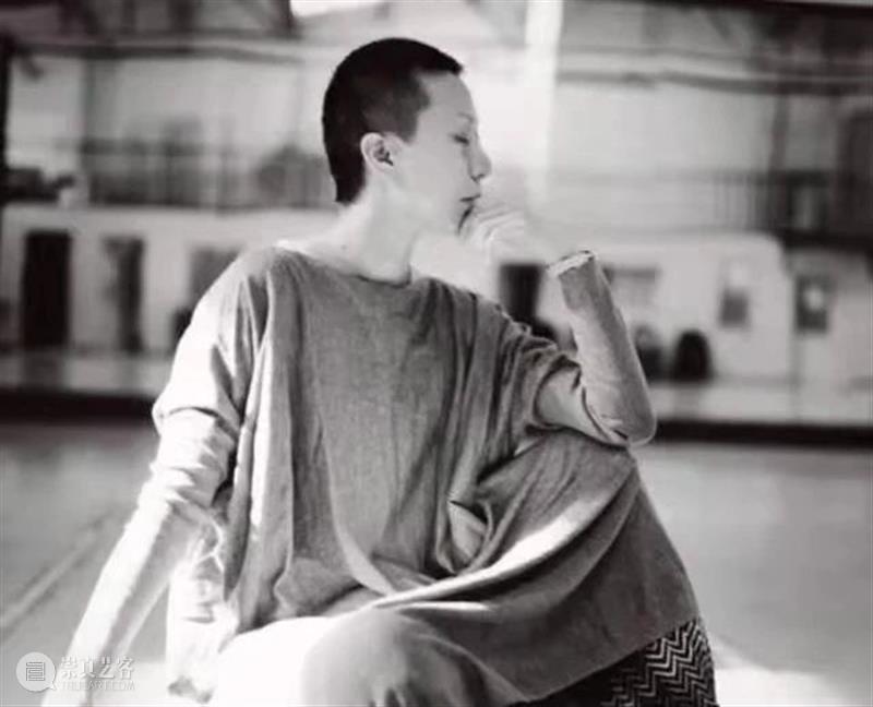 20+岁成“光头舞女”，30岁出国，40岁建舞团还卖房养团，她是现实版“乘风破浪的姐姐” 光头 舞女 舞团 姐姐 现实 侯莹 众人 交通 现代舞 处女作 崇真艺客