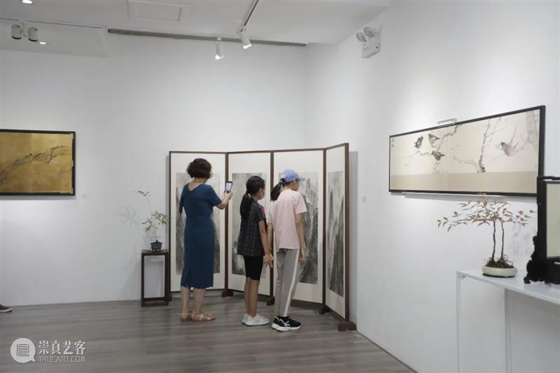 屏风几曲画生姿 • 特展 开幕回顾 | 芊荷 屏风 画生姿 芊荷 现场 上海 艺术 空间 城市 艺术家 创造力 崇真艺客