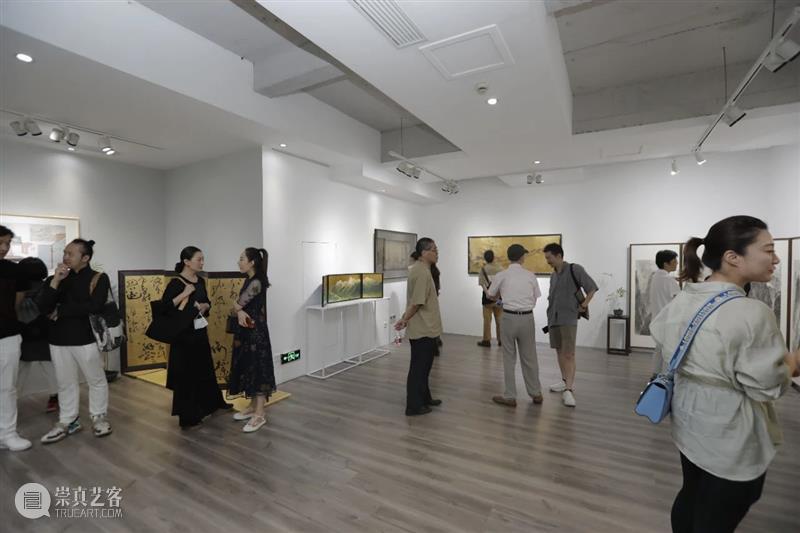 屏风几曲画生姿 • 特展 开幕回顾 | 芊荷 屏风 画生姿 芊荷 现场 上海 艺术 空间 城市 艺术家 创造力 崇真艺客