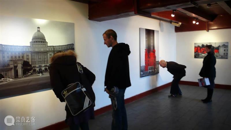 30周年 | 周军 - 在红门画廊的推荐下，我在世界各地举办多次个展 红门画廊 周军 个展 世界 各地 二维码 时间轴 Jun 记忆 中国 崇真艺客