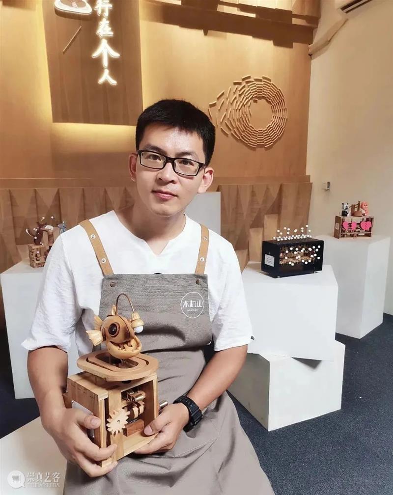 造型丨向木而生，玩偶外表之下背负的情绪故事与人生感悟 外表 情绪 故事 人生 木而生 玩偶 造型 上方 中国舞台美术学会 右上 崇真艺客