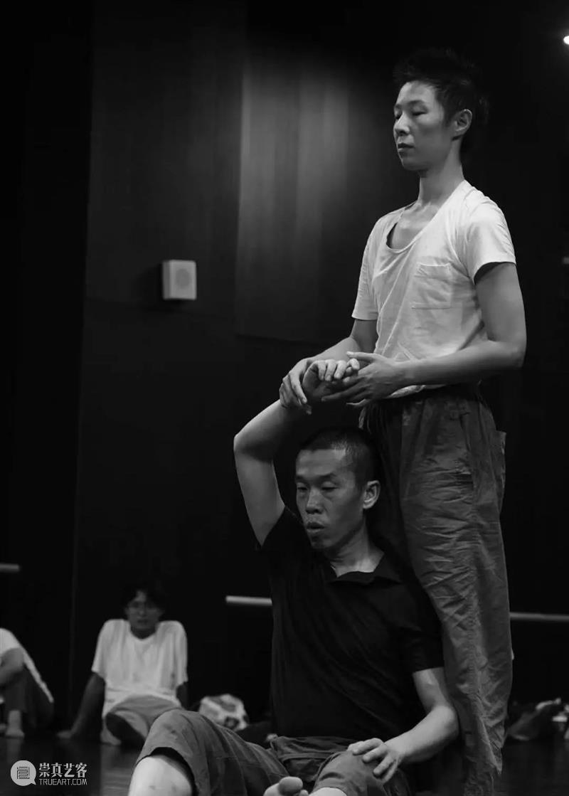接触即兴｜于「落地 中心 流动」 中探寻真实的自己 中心 即兴 上海喜玛拉雅美术馆 身心 开放日 参与者 身体 意识 活动 美术馆 崇真艺客