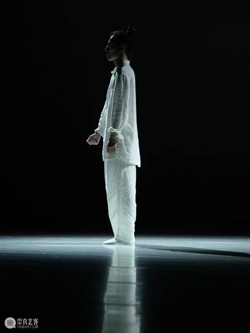《卡冈图亚》首演|今夜在黑白交错之间,用肢体探索生命与时间的意义 时间 生命 之间 肢体 意义 卡冈图亚 今夜 黑白 Before 概念 崇真艺客