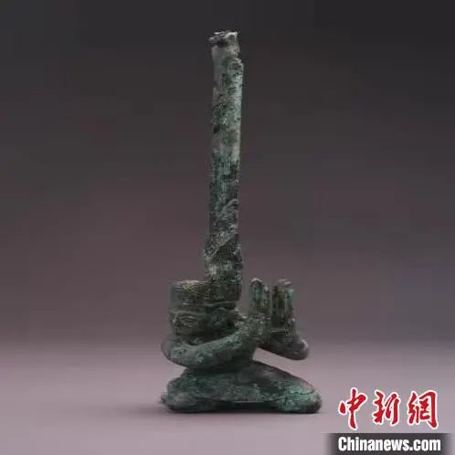 三星堆出土青铜扭头跪坐人像 展现三千多年前古蜀写实雕塑艺术 三星堆 青铜 人像 雕塑 艺术 上方 青铜器 账号 人与人 缘份 崇真艺客