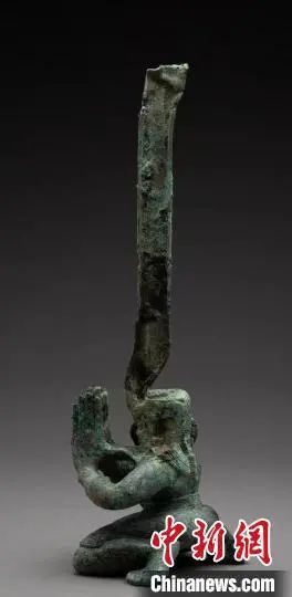 三星堆出土青铜扭头跪坐人像 展现三千多年前古蜀写实雕塑艺术 三星堆 青铜 人像 雕塑 艺术 上方 青铜器 账号 人与人 缘份 崇真艺客