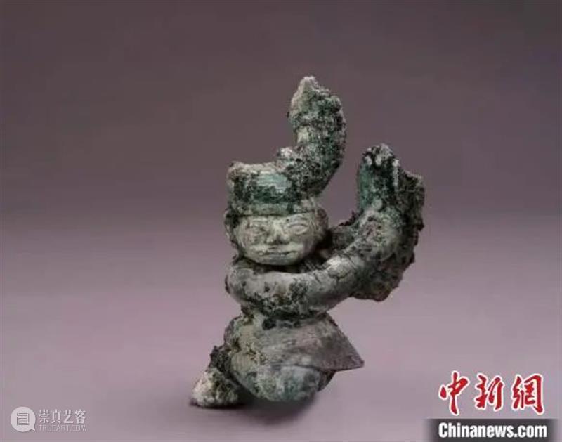 三星堆出土青铜扭头跪坐人像 展现三千多年前古蜀写实雕塑艺术 三星堆 青铜 人像 雕塑 艺术 上方 青铜器 账号 人与人 缘份 崇真艺客