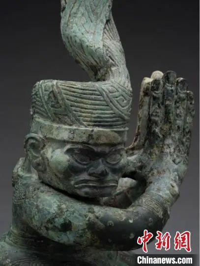 三星堆出土青铜扭头跪坐人像 展现三千多年前古蜀写实雕塑艺术 三星堆 青铜 人像 雕塑 艺术 上方 青铜器 账号 人与人 缘份 崇真艺客