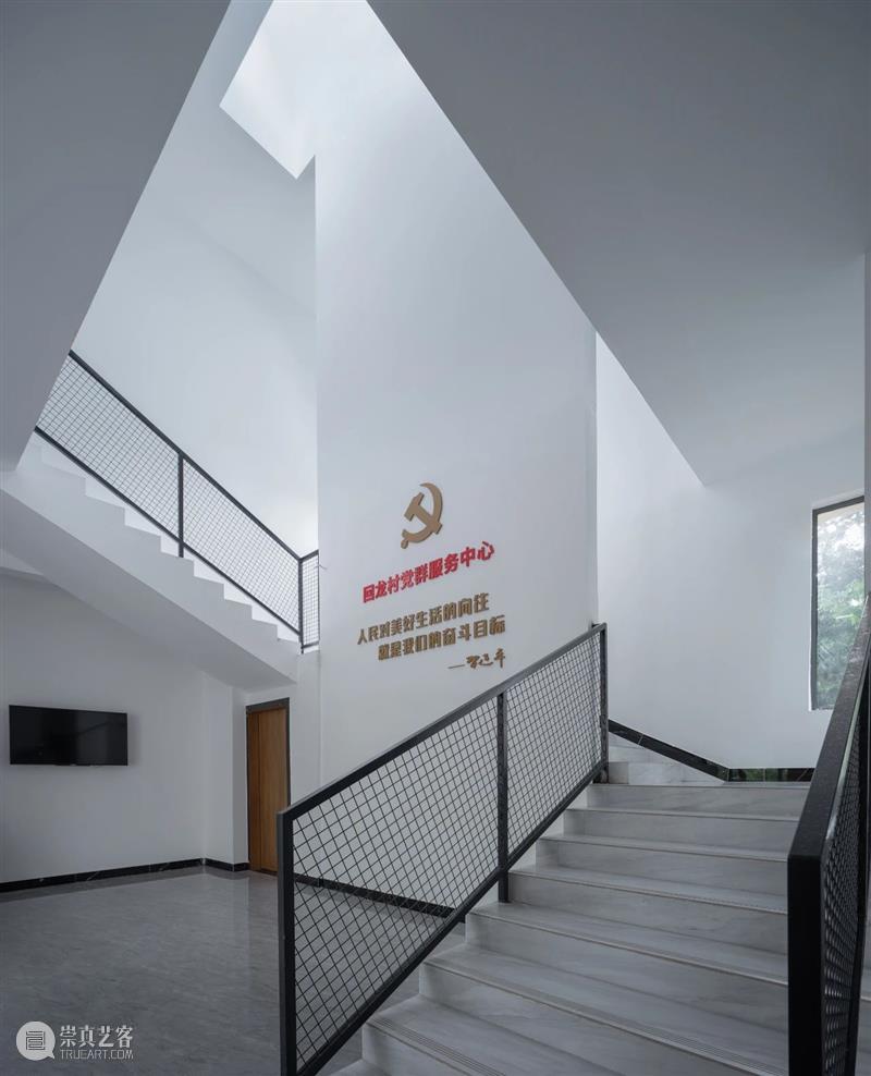 河源回龙村党群服务中心 / 深圳大学建筑设计研究院·元本体工作室 回龙村 党群 中心 元本体 河源 深圳大学建筑设计研究院 工作室 内外 活动 平台 崇真艺客