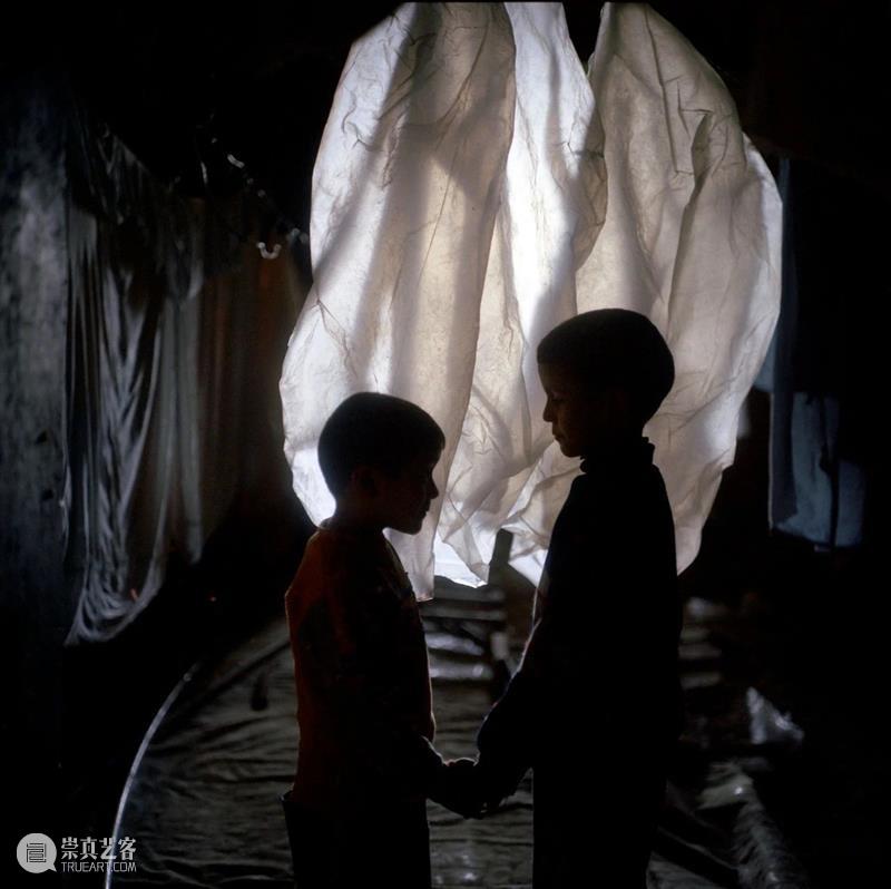 SCôP Exhibition | 雷娜·阿芬第：摄影传达尊严，而不是痛苦 雷娜 阿芬第 尊严 Effendi 阿塞拜疆 摄影师 特兰西瓦尼亚 草地 Transylvania Pictet 崇真艺客