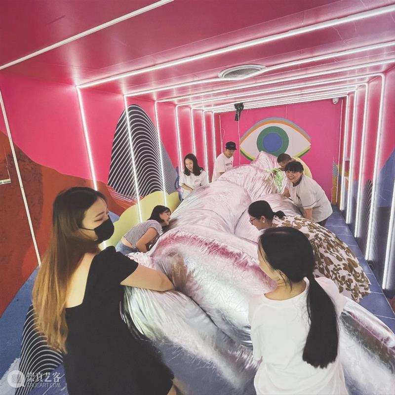 布展花絮丨欢迎来到王若晗的妙想世界 王若晗 世界 布展 花絮 行动派 布展花絮 现场 美术馆 黑白 荧光 崇真艺客