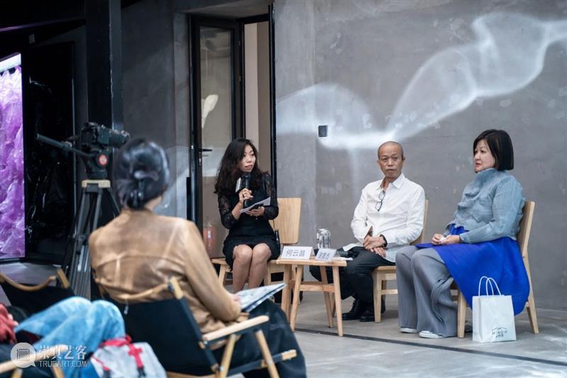 翡翠之声充塞耳、满眼尽为翡翠绿—— 何云昌大型装置再现故乡的森林 视频资讯 Wind H 何云昌 翡翠 装置 故乡 满眼 森林 重影 个展 现场 媒体 崇真艺客