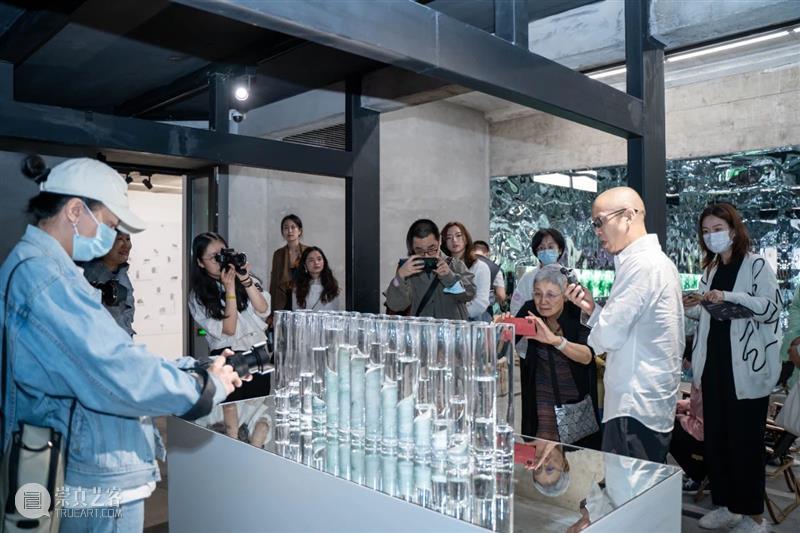 翡翠之声充塞耳、满眼尽为翡翠绿—— 何云昌大型装置再现故乡的森林 视频资讯 Wind H 何云昌 翡翠 装置 故乡 满眼 森林 重影 个展 现场 媒体 崇真艺客