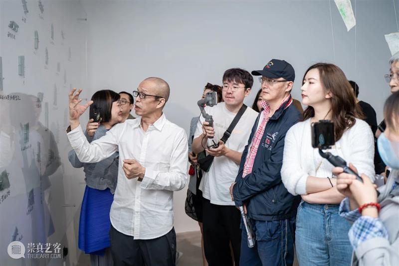 翡翠之声充塞耳、满眼尽为翡翠绿—— 何云昌大型装置再现故乡的森林 视频资讯 Wind H 何云昌 翡翠 装置 故乡 满眼 森林 重影 个展 现场 媒体 崇真艺客
