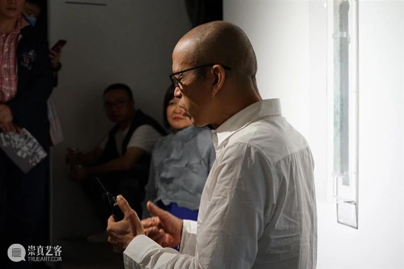 翡翠之声充塞耳、满眼尽为翡翠绿—— 何云昌大型装置再现故乡的森林 视频资讯 Wind H 何云昌 翡翠 装置 故乡 满眼 森林 重影 个展 现场 媒体 崇真艺客