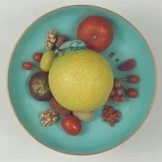 人在博物馆，很想吃文物 博物馆 文物 网友 网络 陶瓷 生瓷 果品 故宫博物院 粉彩像生果品高足盘 藏唐 崇真艺客