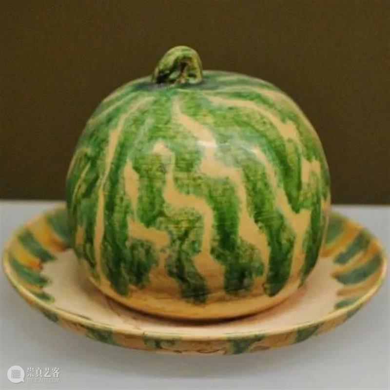 人在博物馆，很想吃文物 博物馆 文物 网友 网络 陶瓷 生瓷 果品 故宫博物院 粉彩像生果品高足盘 藏唐 崇真艺客