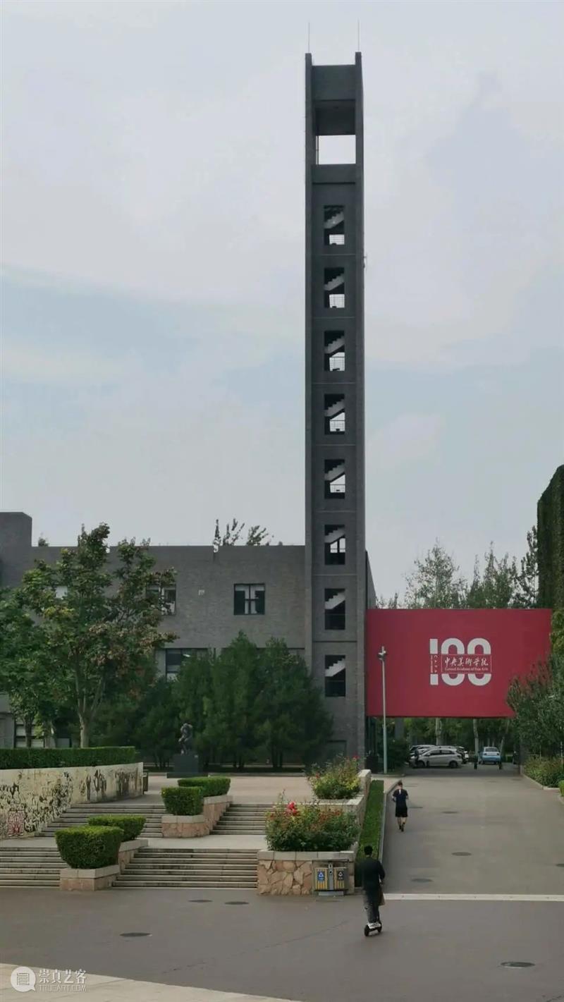 特别熟悉，却又陌生。九月末的深秋北京几个同学聚会，大家还在做自己喜欢的事情，真好，大多数同学上学时没说过几句话，后来反倒毕业才慢慢熟悉，读本科的时候觉得自己特别失败，也很自卑，到毕业都是满地狼藉，四年是空洞的，焦灼的，欲念的，崩溃的，像走过一条隧道，像宿舍楼和教学楼的楼道。 深秋 北京 同学 事情 上学时 几句话 后来 本科 时候 满地 崇真艺客