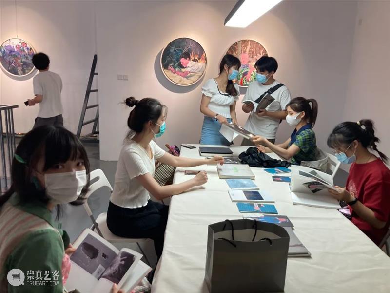 国庆到书店读画看书 “视觉艺术家邀请展”开幕回顾 视觉 艺术家 邀请展 书店 VISION ARTIST WORKS 时间 地点 书屋 崇真艺客