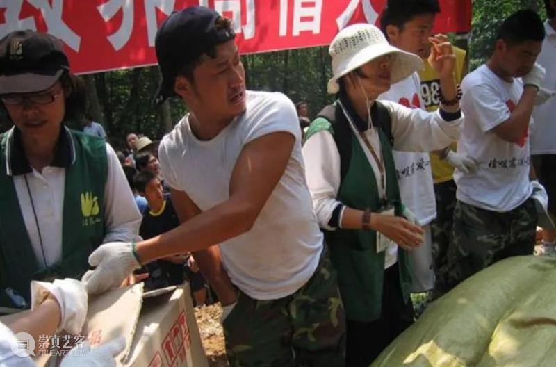 一线救灾，票房百亿，他是影视圈最接地气的硬汉！ 票房 一线 地气 影视圈 硬汉 长津湖 父辈 五个扑水的少年 影片 目前 崇真艺客