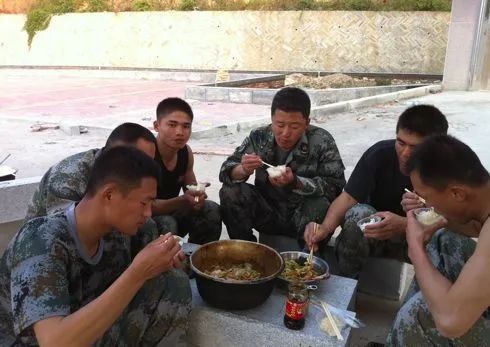 一线救灾，票房百亿，他是影视圈最接地气的硬汉！ 票房 一线 地气 影视圈 硬汉 长津湖 父辈 五个扑水的少年 影片 目前 崇真艺客