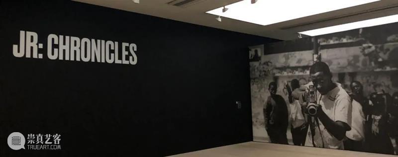 伦敦看展 | JR：编年史 伦敦 编年史 JR：编年史 地点 萨奇美术馆 时间 画展 习惯 作品 之前 崇真艺客