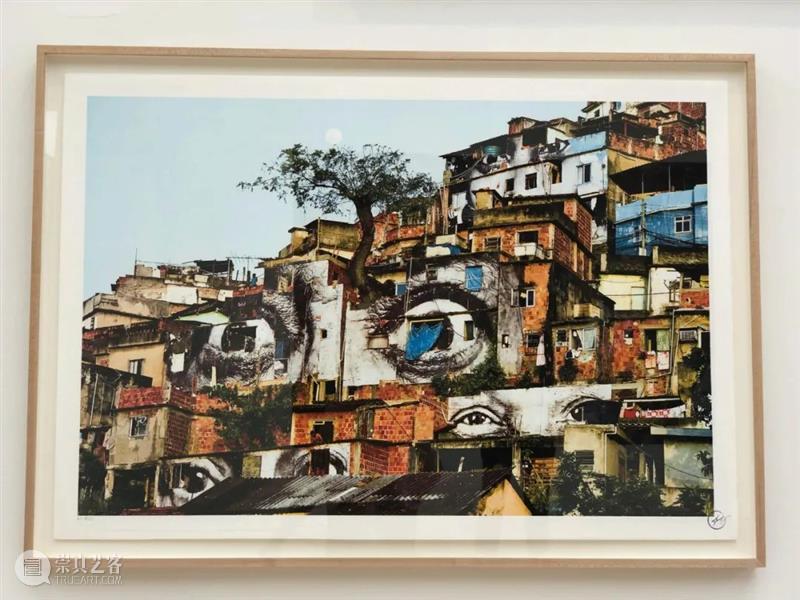 伦敦看展 | JR：编年史 伦敦 编年史 JR：编年史 地点 萨奇美术馆 时间 画展 习惯 作品 之前 崇真艺客