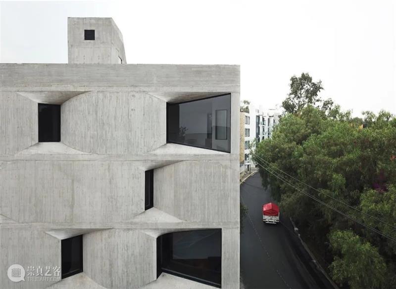 陷入混凝土的窗，‘孔洞’公寓 / YOUNG & AYATA + Michan Architecture Architecture 公寓 孔洞 混凝土 项目 墨西哥城 City 住宅 卧室 停车场 崇真艺客