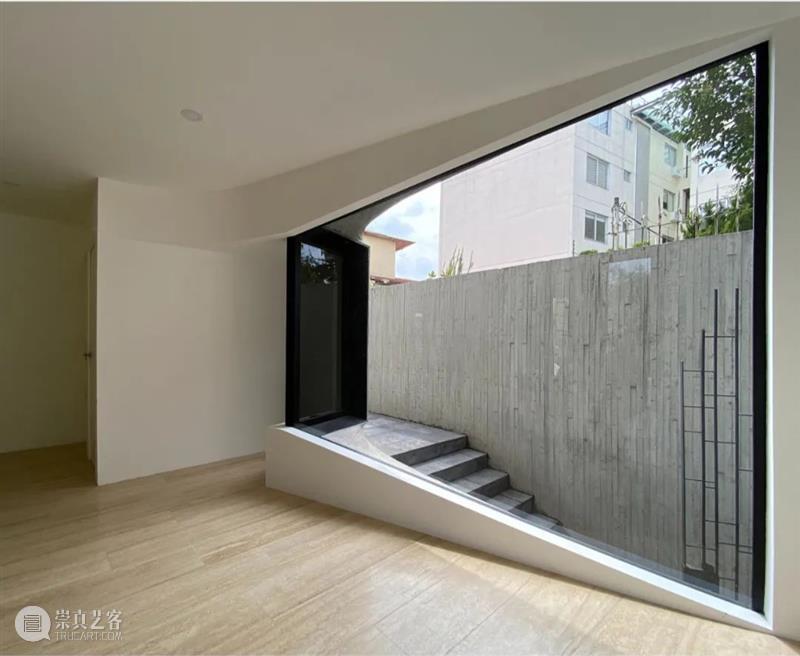 陷入混凝土的窗，‘孔洞’公寓 / YOUNG & AYATA + Michan Architecture Architecture 公寓 孔洞 混凝土 项目 墨西哥城 City 住宅 卧室 停车场 崇真艺客