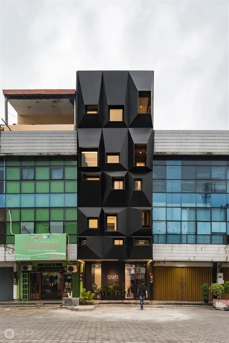 多尺度窗，QUB 酒店 / Tamara Wibowo Architects 视频资讯 ADCNews 酒店 QUB Tamara Architects 尺度 WidiQUB酒店 印度尼西亚三宝垄市中心 商业 地带 客房 崇真艺客