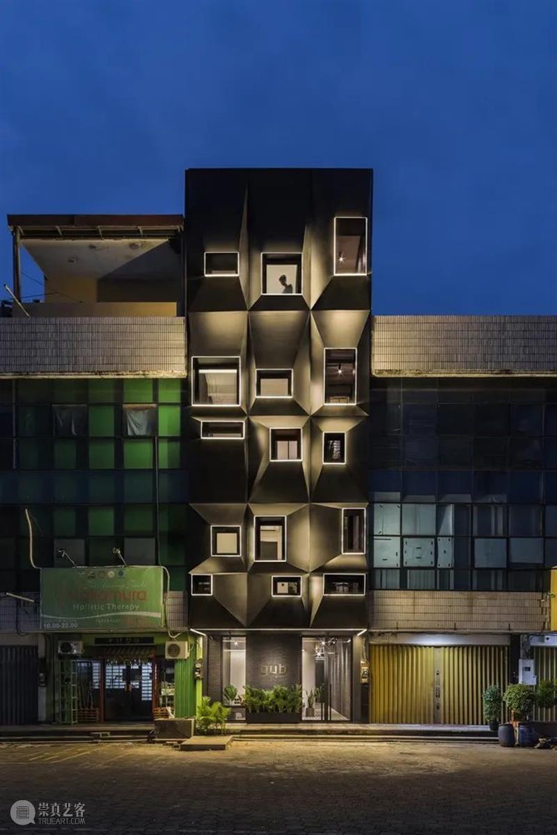 多尺度窗，QUB 酒店 / Tamara Wibowo Architects 视频资讯 ADCNews 酒店 QUB Tamara Architects 尺度 WidiQUB酒店 印度尼西亚三宝垄市中心 商业 地带 客房 崇真艺客