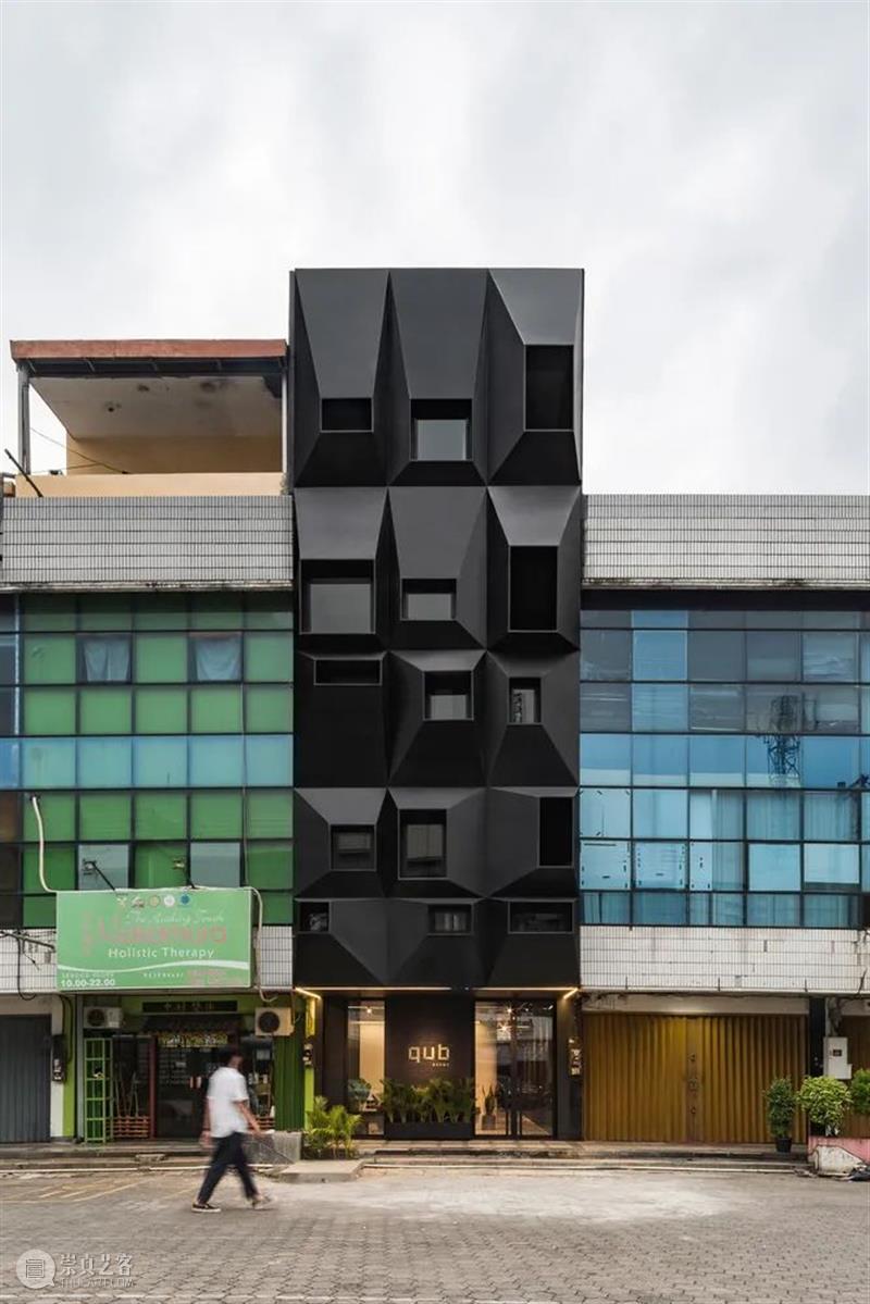 多尺度窗，QUB 酒店 / Tamara Wibowo Architects 视频资讯 ADCNews 酒店 QUB Tamara Architects 尺度 WidiQUB酒店 印度尼西亚三宝垄市中心 商业 地带 客房 崇真艺客