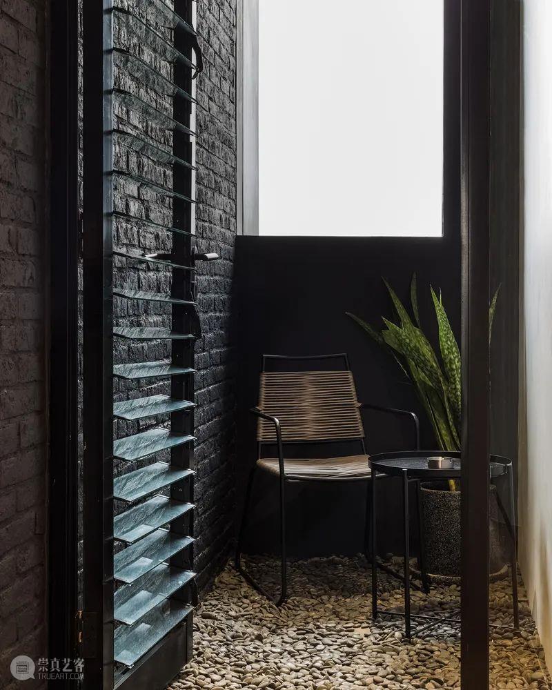 多尺度窗，QUB 酒店 / Tamara Wibowo Architects 视频资讯 ADCNews 酒店 QUB Tamara Architects 尺度 WidiQUB酒店 印度尼西亚三宝垄市中心 商业 地带 客房 崇真艺客