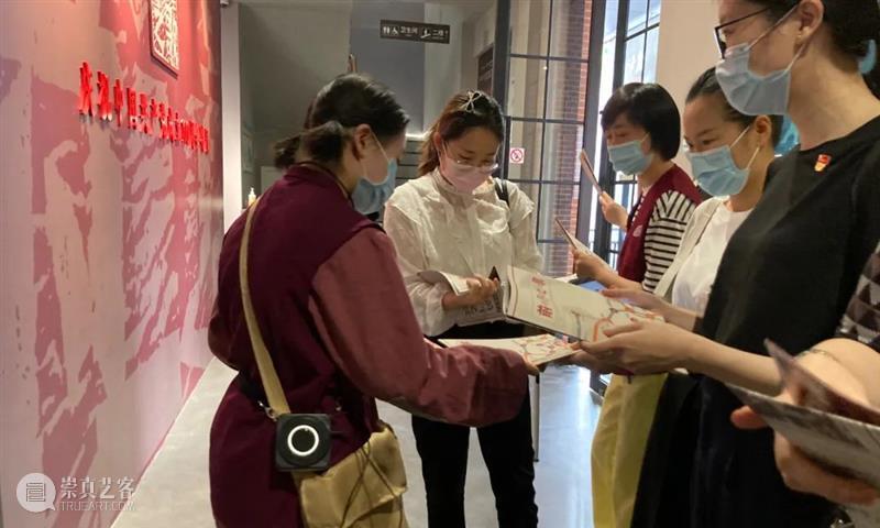 展览回顾 | 前行之歌——庆祝中国共产党成立100周年特展圆满落幕 中国共产党 万人 动漫 观众 掌声 徐汇艺术馆 特展 帷幕 徐汇区图书馆 同仁们 崇真艺客