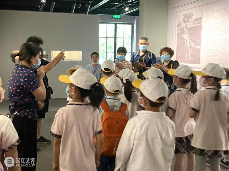 展览回顾 | 前行之歌——庆祝中国共产党成立100周年特展圆满落幕 中国共产党 万人 动漫 观众 掌声 徐汇艺术馆 特展 帷幕 徐汇区图书馆 同仁们 崇真艺客