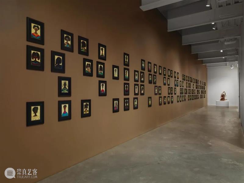 今日生日 ｜ 克里斯·奥菲利（Chris Ofili） Ofili 克里斯·奥菲利 生日 克里斯 上图 奥菲利 拉萨路 麻布 油彩 炭笔 崇真艺客