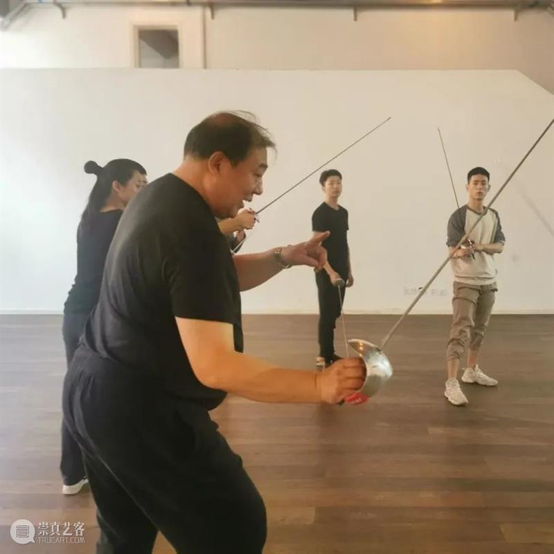 专业击剑队教练指导3个月，这部现代舞要击剑搬上舞台 现代舞 击剑队 教练 舞台 专业 中国 上海国际 艺术节 侯莹 舞蹈 崇真艺客