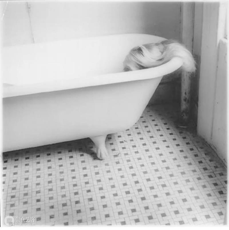 Francesca Woodman 我们所见的大抵是她作为主角的自拍，然而她却不断地试图逃离这个方方正正的空间  木格堂 Woodman 主角 空间 语言 美国 照片 角落 女孩 鬼魂 尸体 崇真艺客