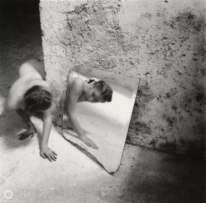 Francesca Woodman 我们所见的大抵是她作为主角的自拍，然而她却不断地试图逃离这个方方正正的空间  木格堂 Woodman 主角 空间 语言 美国 照片 角落 女孩 鬼魂 尸体 崇真艺客