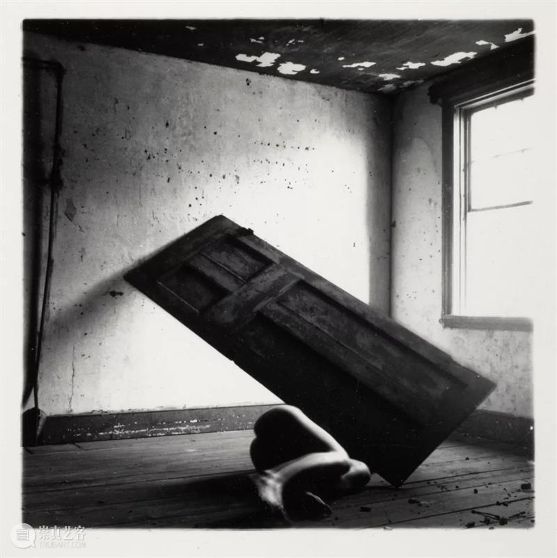 Francesca Woodman 我们所见的大抵是她作为主角的自拍，然而她却不断地试图逃离这个方方正正的空间  木格堂 Woodman 主角 空间 语言 美国 照片 角落 女孩 鬼魂 尸体 崇真艺客