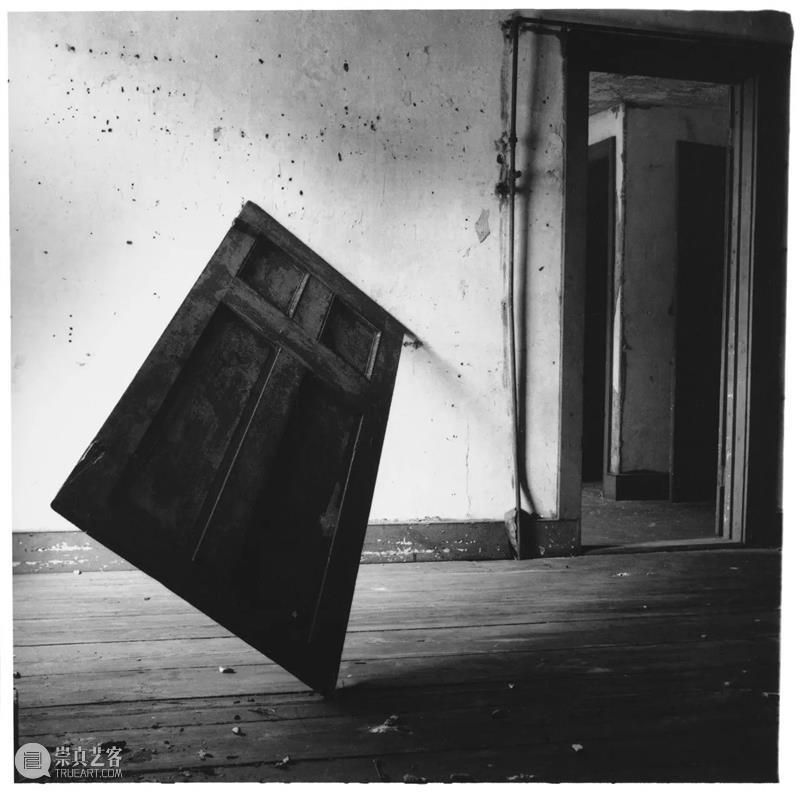 Francesca Woodman 我们所见的大抵是她作为主角的自拍，然而她却不断地试图逃离这个方方正正的空间  木格堂 Woodman 主角 空间 语言 美国 照片 角落 女孩 鬼魂 尸体 崇真艺客