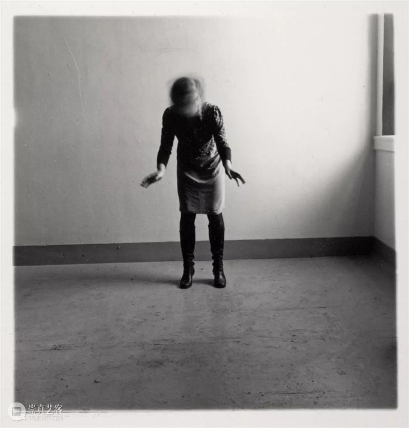Francesca Woodman 我们所见的大抵是她作为主角的自拍，然而她却不断地试图逃离这个方方正正的空间  木格堂 Woodman 主角 空间 语言 美国 照片 角落 女孩 鬼魂 尸体 崇真艺客