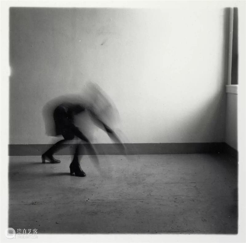Francesca Woodman 我们所见的大抵是她作为主角的自拍，然而她却不断地试图逃离这个方方正正的空间  木格堂 Woodman 主角 空间 语言 美国 照片 角落 女孩 鬼魂 尸体 崇真艺客
