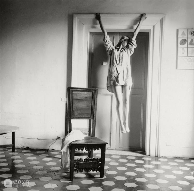 Francesca Woodman 我们所见的大抵是她作为主角的自拍，然而她却不断地试图逃离这个方方正正的空间  木格堂 Woodman 主角 空间 语言 美国 照片 角落 女孩 鬼魂 尸体 崇真艺客