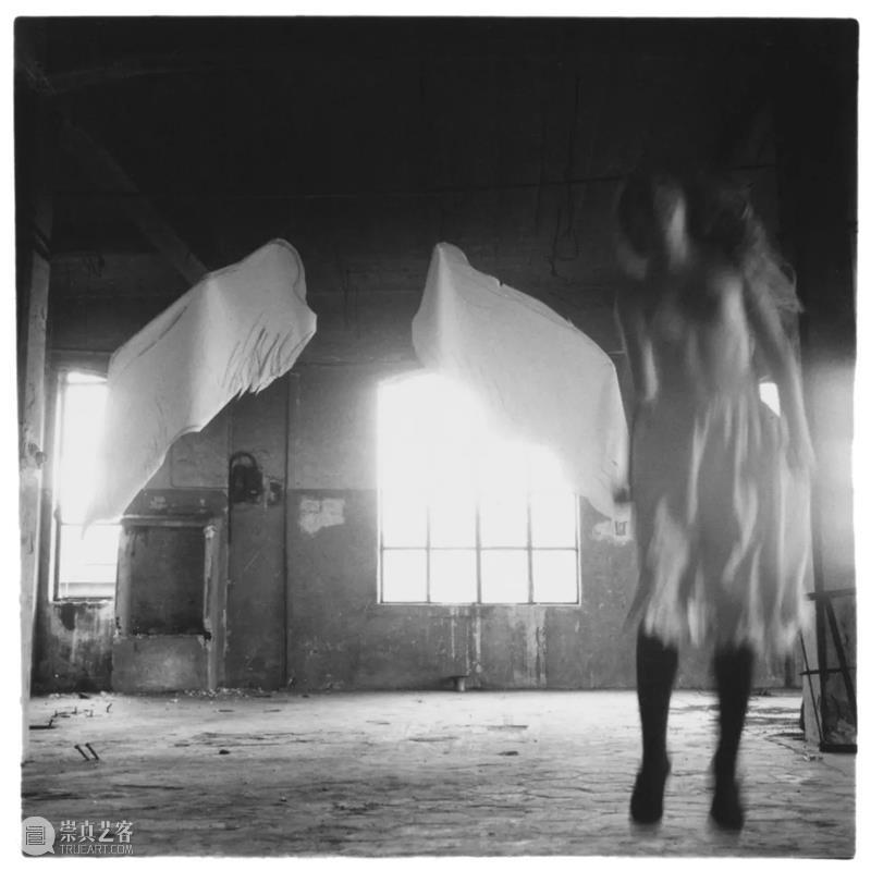 Francesca Woodman 我们所见的大抵是她作为主角的自拍，然而她却不断地试图逃离这个方方正正的空间  木格堂 Woodman 主角 空间 语言 美国 照片 角落 女孩 鬼魂 尸体 崇真艺客