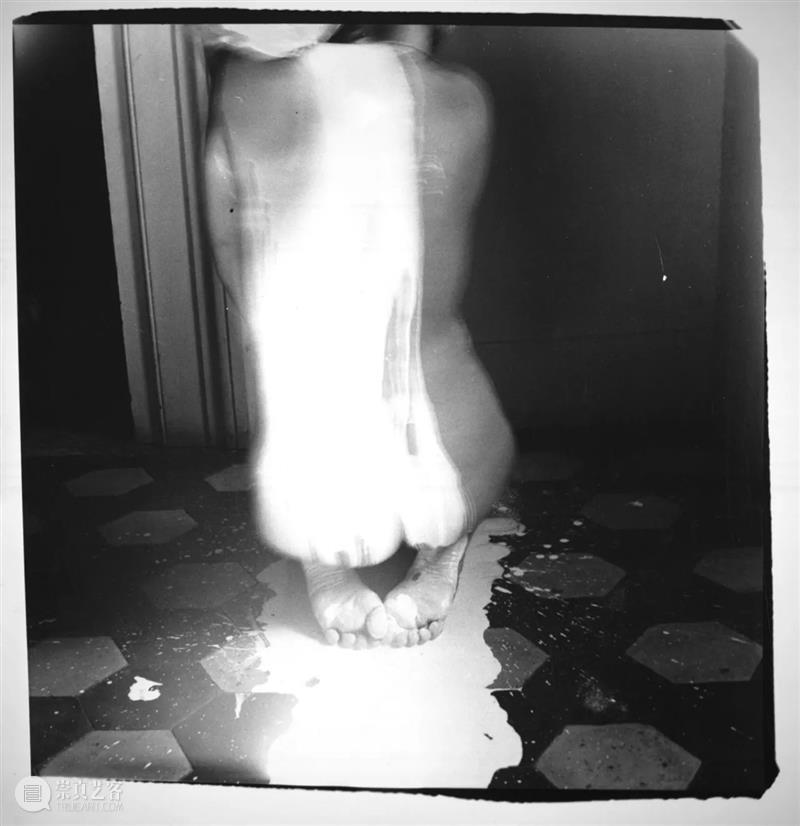 Francesca Woodman 我们所见的大抵是她作为主角的自拍，然而她却不断地试图逃离这个方方正正的空间  木格堂 Woodman 主角 空间 语言 美国 照片 角落 女孩 鬼魂 尸体 崇真艺客