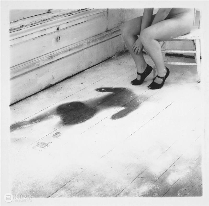 Francesca Woodman 我们所见的大抵是她作为主角的自拍，然而她却不断地试图逃离这个方方正正的空间  木格堂 Woodman 主角 空间 语言 美国 照片 角落 女孩 鬼魂 尸体 崇真艺客